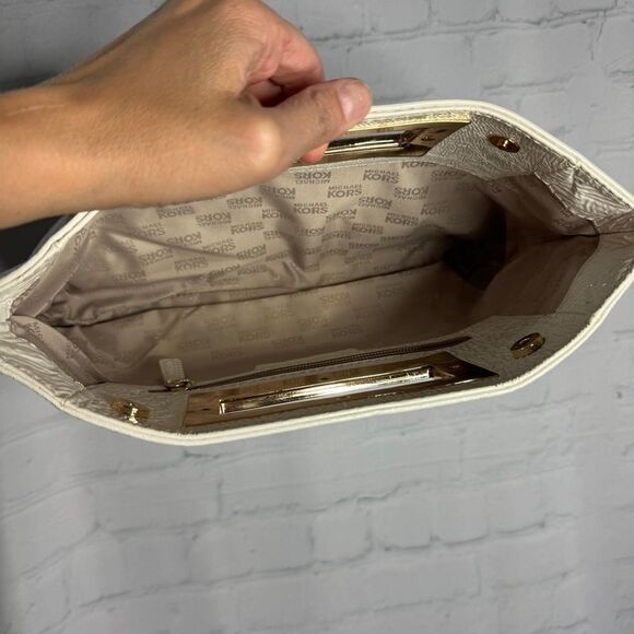 Michael Kors white crinkle patent leather cutout handle clutch bag - Picture 8 of 11